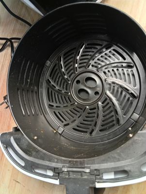 un gros plan d'une friteuse posée sur une table en bois