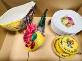 de nombreuses assiettes et bols dans une boîte sur laquelle est représenté un oiseau