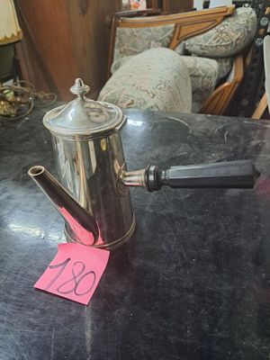 une cafetière posée sur une table, avec une étiquette de prix dessus