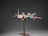 une sculpture représentant un avion de chasse, posée sur un socle métallique