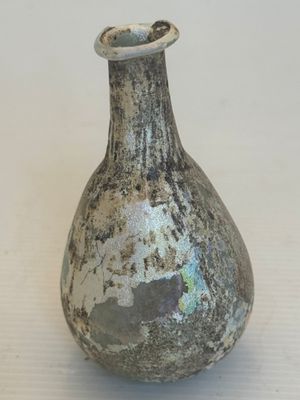 un petit vase posé sur une table