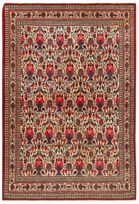 un tapis rouge et beige orné d'un motif floral