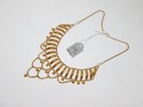 un gros plan sur un collier en or avec une étiquette de prix