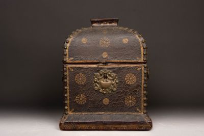 Coffret en cuir clouté et doré, serrure en laiton repoussé e… - Photo 1