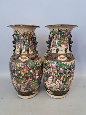 deux vases posés sur une table