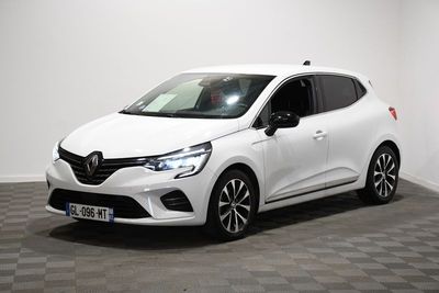 une voiture blanche garée dans une pièce au sol en damier