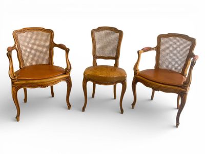 Paire de fauteuils et chaise en bois fruitier mouluré et scu… - Photo 1