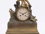 une horloge posée sur une souche d'arbre