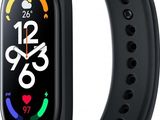 une montre connectée noire dotée d'un écran aux couleurs vives