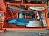 une boîte à outils avec des outils sur le sol