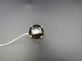 un gros plan d'un diamant noir sur une surface en argent