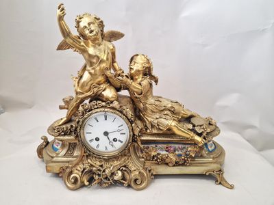 Pendule brone en bronze doré et ciselé à décor de cupidon et…