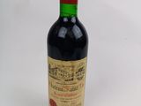 une bouteille de vin posée sur une table