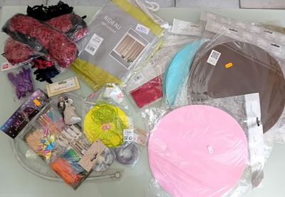une table sur laquelle se trouvent de nombreux objets