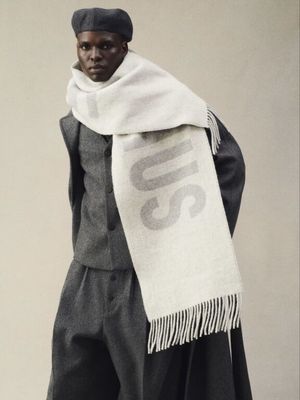 une photo en noir et blanc d'un homme en costume et écharpe