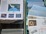 beaucoup de papiers dans une boîte verte posée par terre