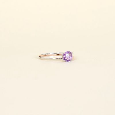 Solitaire en or blanc et rose 9K (375/oo), serti d'une améth…