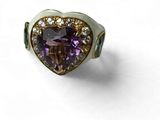 une image représentant une bague ornée d'un améthyste en forme de cœur, entourée de diamants
