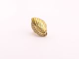 gros plan d'une bague en or sur fond blanc