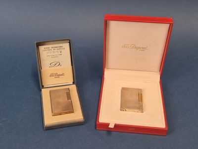 une image représentant un étui à cigarettes en argent et un briquet dans une boîte rouge