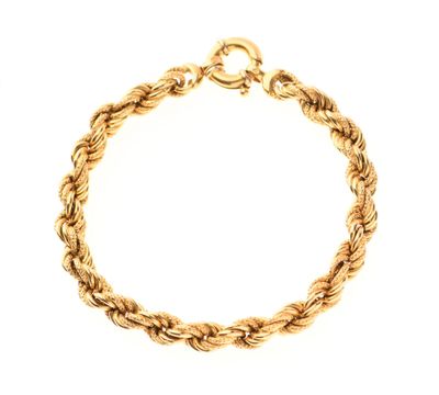 un bracelet en or de type « corde » muni d'un fermoir, sur fond blanc