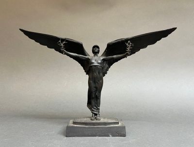 statue d'une femme ailée posée sur un socle, sur fond gris