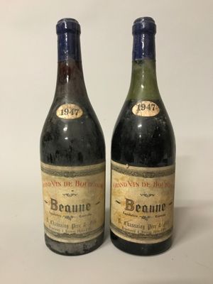 deux bouteilles de vin rouge posées l'une à côté de l'autre sur une table