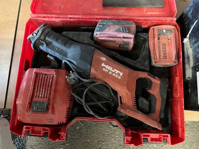 une boîte à outils rouge avec des outils sur une table