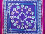 un gros plan sur un carré violet et bleu orné de fleurs