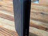 une boîte noire posée sur une table en bois