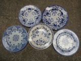 six assiettes bleues et blanches ornées de motifs floraux, posées sur une table