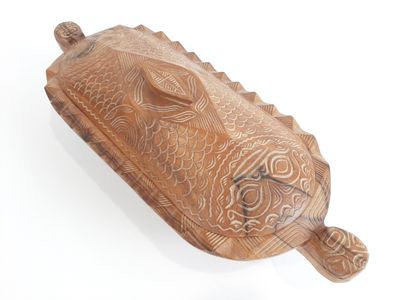 sculptures représentant une tortue, réalisées en bois sur un fond blanc