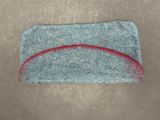 Quelqu'un a confectionné une pochette en feutre avec du fil rouge.