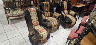 un grand nombre de chaises dans une pièce