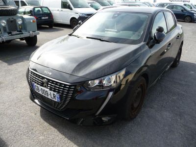 une voiture noire garée dans un parking