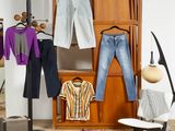 une photo d'un placard avec des vêtements sur des cintres
