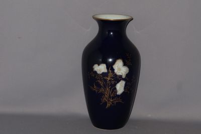 Bavière (?) C.M.Hutschenreuther : vase en porcelaine fleuri …