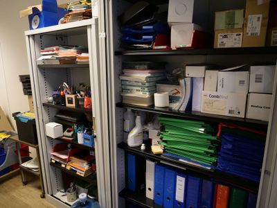 une pièce encombrée de bric-à-brac et de cartons