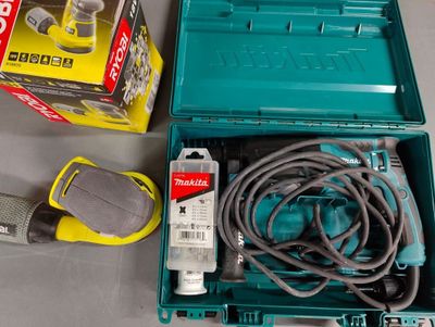 une boîte d'outils posée sur une table