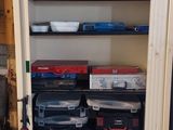 une armoire remplie d'outils dans un garage