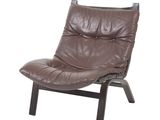 fauteuil en cuir marron avec des pieds en métal noir et un repose-pieds