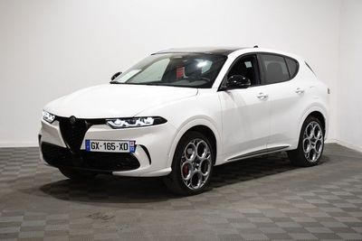 la voiture blanche est garée dans la pièce au sol en damier