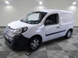 la photo d'une camionnette blanche garée dans une pièce