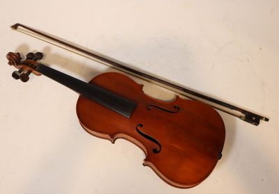 Violon d'étude, marqué Aubert et un archet long. Totale 59 c…