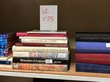 de nombreux livres sur une étagère sur laquelle est accrochée une pancarte