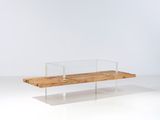 un banc en acrylique, composé de bois et de verre, posé sur une surface blanche