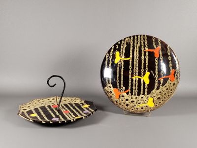 deux assiettes décoratives posées l'une à côté de l'autre