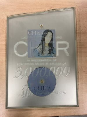 une plaque en verre sur laquelle figure l'image d'une femme