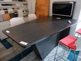 une photo d'un bureau sur lequel se trouve un téléviseur