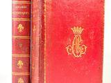 un vieux livre rouge surmonté d'une couronne dorée